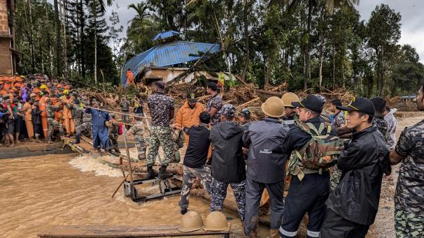 <p>Indische Marinesoldaten bei Rettungsarbeiten in einem von einem Erdrutsch betroffenen Dorf in Wayanad im südlichen Kerala</p>