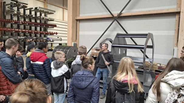 <p>Besuch vor Ort: Teilnehmer von „Wirtschaft macht Schule“ bei EMZ</p>