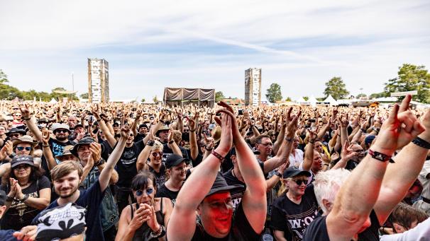 <p>Besucher des Wacken Open Air feiern vor der Bühne während des Auftritts der Wacken Firefighters die mit ihrem Konzert das Festival eröffnen.</p>