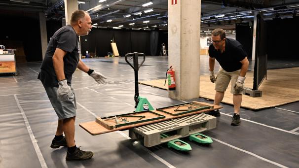 <p>Die Tischgarnituren müssen aus dem Lager herbeigeschafft, gesäubert und im Festsaal der Popup Eventlocation aufgestellt werden.</p>