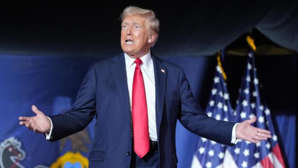 <p>Der republikanische Präsidentschaftskandidat und ehemalige US-Präsident Donald Trump gestikuliert in die Menge, als er auf einer Wahlkampfveranstaltung spricht.</p>