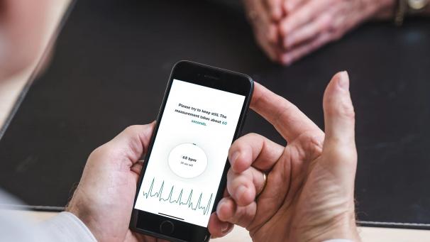 <p>Die App ist leicht zu bedienen, mit einem einfachen Auflagen des Fingers startet die Messung.</p>