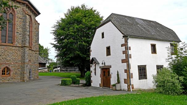 <p>Das Antoniushäuschen im Schatten der St. Hubertus-Pfarrkirche gehört seit Jahrhunderten zum Ameler Ortsbild. In den 70-er Jahren wurde es vor dem Verfall gerettet und dient seither als Totenkapelle.</p>