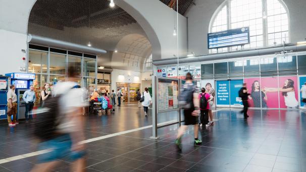 <p>Passanten gehen durch die Bahnhofshalle in Mönchengladbach. Der Einsatz KI-gestützter Radarsysteme soll die polizeiliche Überwachung unterstützen. Es soll Sicherheit erhöhen und gleichzeitig die Privatsphäre der Bürger wahren.</p>