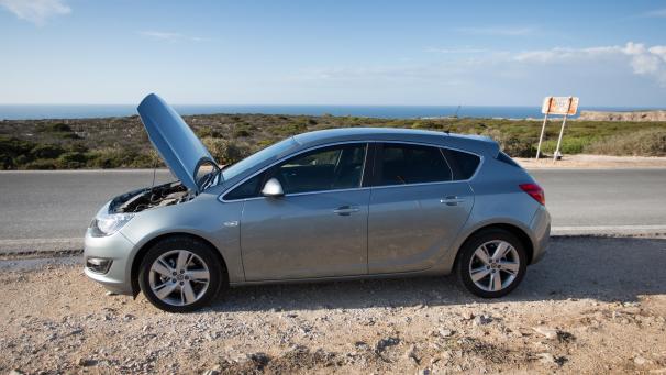 <p>Schlapp gemacht: Damit sich dieses Risiko verringert, raten Experten vor der Reise zu einem Technik-Check des Autos.</p>