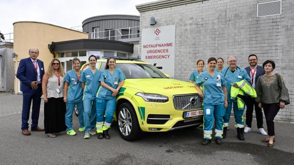 <p>Vor 30 Jahren wurde der St.Vither Notarztdienst aus der Taufe gehoben, vor 20 Jahren wurde er der Klinik St. Josef angegliedert. „Ich bin sehr stolz auf mein Team. Wir setzen uns jeden Tag aufs Neue für unsere Bevölkerung ein“, sagt Christiane Hoffmann, die pflegerische Dienstleiterin der Notaufnahme und des Notarztdienstes (hinten, 6.v.r.). Ganz links erkennt man den Ärztlichen Direktor der Klinik, Dr. Paul Pardon, ganz rechts Dr. Eugenia Rusu, Abteilungsleiterin der Notaufnahme und des Notarztdienstes und als zweiten von rechts den Generaldirektor der Klinik, Gaëtan Dumoulin.</p>