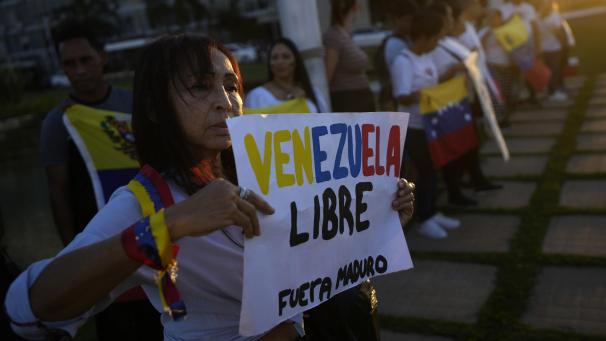 <p>Eine venezolanische Staatsbürgerin hält während einer Demonstration zur Unterstützung des oppositionellen venezolanischen Präsidentschaftskandidaten Gonzalez vor dem Itamaraty-Palast in Brasilia, Brasilien, ein Schild mit der Aufschrift Free Venezuela und Out Maduro.</p>