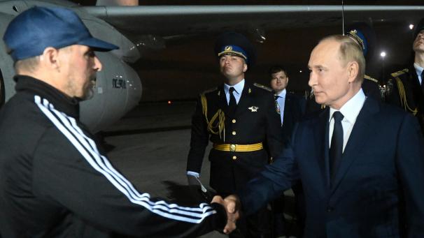 <p>Der russische Präsident Wladimir Putin (r) begrüßt den vom Westen freigelassenen russischen Gefangenen Wadim Krassikow nach dessen Ankunft auf dem Regierungsflughafen Vnukovo außerhalb von Moskau</p>