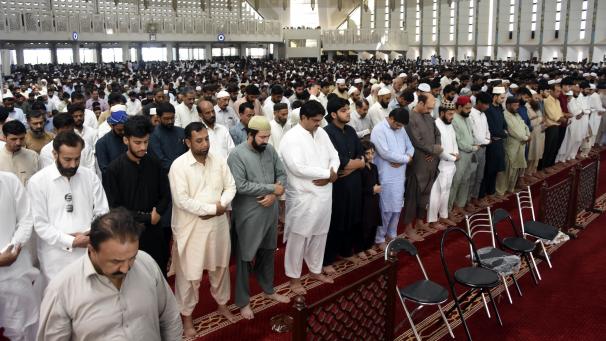 <p>Menschen sprechen in der großen Faisal-Moschee das Trauergebet für den bei einem Attentat in Teheran getöteten politischen Auslandschef der Hamas, Ismail Hanija.</p>