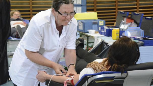 <p>Blut zu spenden, wie in diesem Fall im Rahmen einer größeren Aktion, ist in Ostbelgien eigentlich eine unkomplizierte Sache. Da derzeit die Blutreserven knapp sind, sucht das Rote Kreuz dringend nach freiwilligen Spendern.</p>