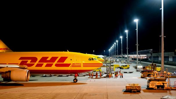 <p>DHL-Maschinen nachts auf dem Brüsseler Flughafen</p>