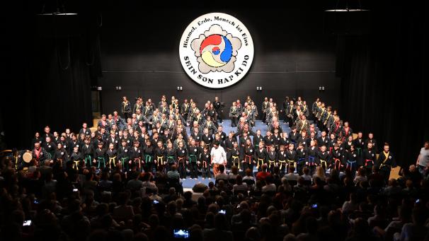 <p>Internationale Dan-Träger und Schüler aus den ostbelgischen Hapkido-Schulen gestalteten das zweistündige Programm. Fotos: Anne Mettlen</p>