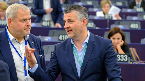 <p>Pascal Arimont (rechts) im Austausch mit Kollegen im Plenum des EU-Parlaments (links der EU-Abgeordnete und ehemalige Oberbefehlshaber Estlands, Riho Terras)</p>