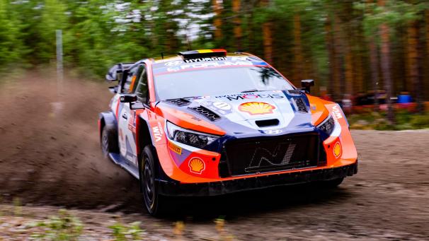 <p>Der Regen bescherte den Fahrern – hier Thierry Neuville (Hyundai) – schwierige Streckenbedingungen in Finnland.</p>