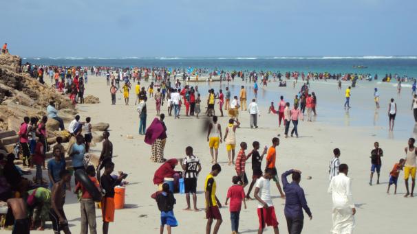 <p>Menschen tummeln sich am Lido Strand in Modadischu, der Hauptstadt von Somalia.</p>