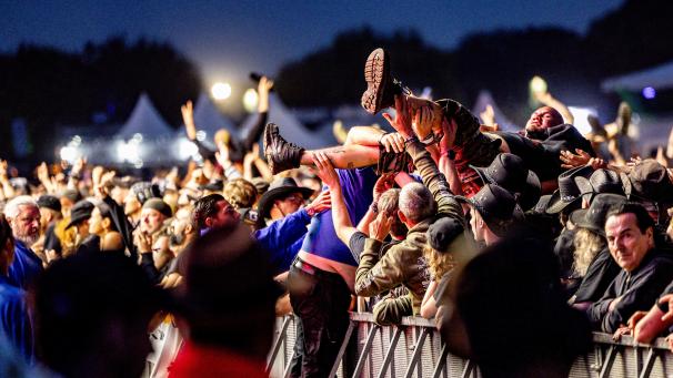 <p>Festivalbesucher feiern mit Crowd surfen beim Wacken Open vor den Bühnen.</p>