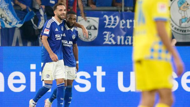 <p>Schalkes Kenan Karaman (links) jubelt mit Moussa Sylla über sein Tor zum 5:1.</p>