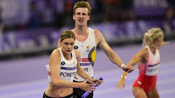 <p>Alexander Doom übergibt an Helena Ponette.</p>