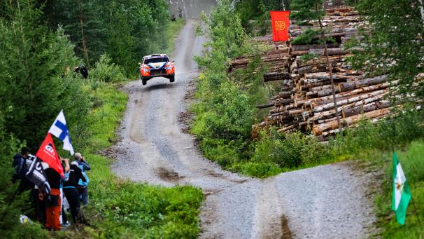 <p>Thierry Neuville bei der Rallye Finnland in Aktion</p>