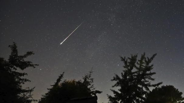 <p>Ein Perseiden-Meteor zieht über den Himmel.</p>