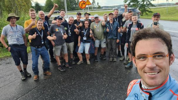 <p>Selfie von Thierry Neuville mit seinem ostbelgischen Supporterclub.</p>