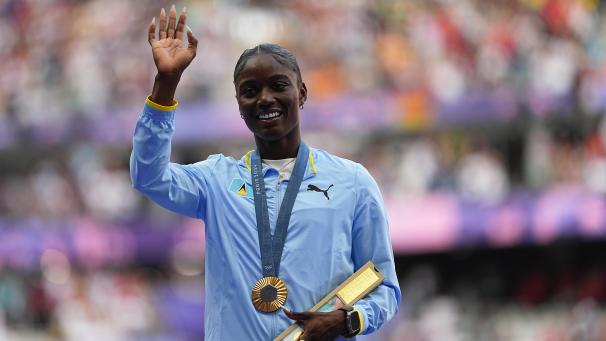 <p>Julien Alfred aus St. Lucia ist die neue 100-m-Königin, hier nach der Siegerehrung mit der Goldmedaille.</p>