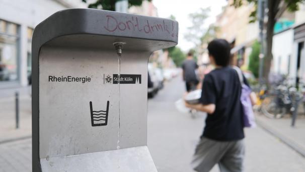 <p>Wasser läuft aus einem Trinkwasserbrunnen. Mit Blick auf immer heißerer Sommer bauen viele Städte in NRW ihr Angebot an öffentlichen Trinkwasserbrunnen aus.</p>