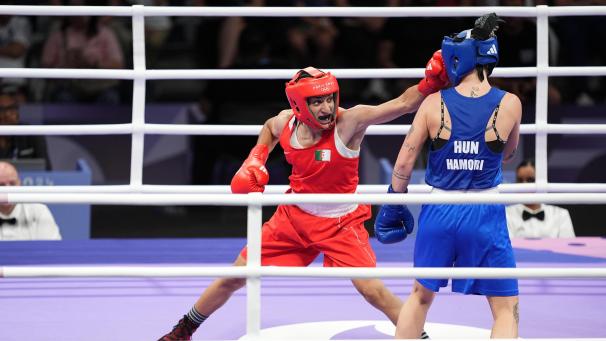 <p>Imane Khelif (l.)</p>