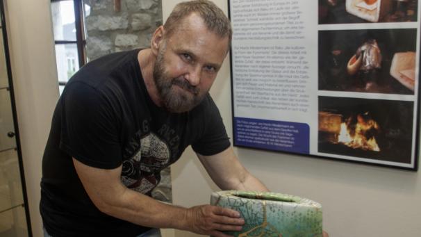 <p>Martin Mindermann hat sich einer besonderen Technik verschrieben, dem Rakubrand.</p>