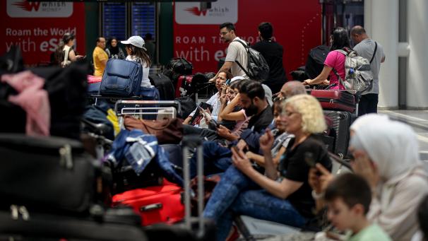 <p>Passagiere warten in der Abflughalle des Beiruter Flughafens. Mehrere Länder haben ihre Staatsangehörigen aufgefordert, den Libanon zu verlassen, da die Angst vor einem totalen Krieg zwischen Israel und der pro-iranischen Hisbollah wächst.</p>