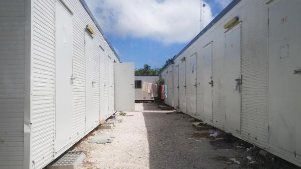 <p>Australische Flüchtlingspolitik: Asylsuchende, die per Boot ankommen, werden auf weit entfernte Inseln verfrachtet (Bild: Unterkünfte auf Nauru).</p>