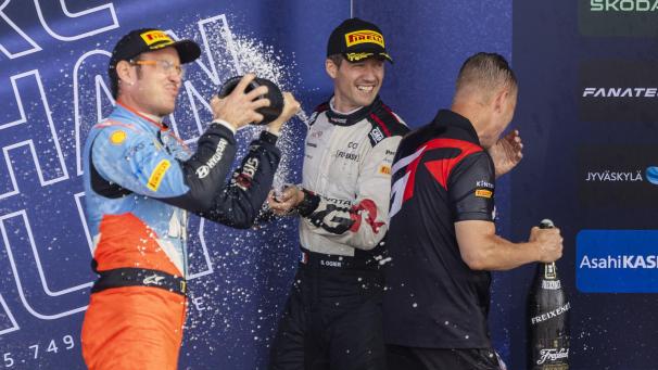 <p>Thierry Neuville (links) und Sébastien Ogier feiern gemeinsam auf dem Podium in Finnland.</p>