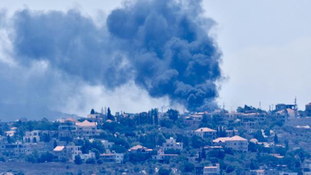 <p>Libanon, Yohmor: Rauch steigt aus einem Kraftwerk auf nach einem israelischen Luftangriff.</p>