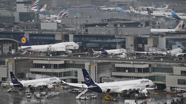 <p>Reger Betrieb herrscht an den Flugsteigen am Terminal 1 (vorn) und Terminal 2 des Frankfurter Flughafens. Nach einem stundenlangen Stromausfall in der Nacht zum Dienstag kann es im Ferienreiseverkehr im Tagesverlauf noch zu Verspätungen und Flugausfällen kommen.</p>