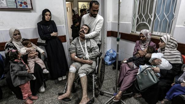 <p>Palästinensische Gebiete, Rafah: Ein von der israelischen Armee freigelassener palästinensischer Gefangener wird zur medizinischen Untersuchung ins Al-Najjar-Krankenhaus in Rafah gebracht. Palästinensische Gefangene, die von der israelischen Armee im Gazastreifen festgenommen worden waren, wurden am 19. Januar in Zusammenarbeit mit dem Roten Kreuz über den Grenzübergang Kerem Schalom nach Gaza freigelassen.</p>