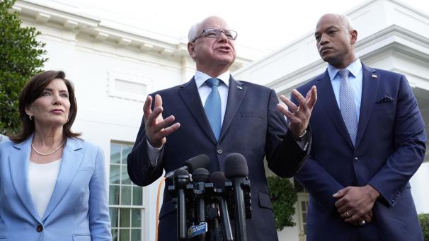 <p>TimWalz (Mitte), Gouverneur von Minnesota, spricht neben Kathy Hochul, Gouverneurin von New York, und Wes Moore, Gouverneur von Maryland, zu Reportern nach ihrem Treffen mit US-Präsident Biden im Weißen Haus. Die Demokratin Kamala Harris hat nach Medienberichten Tim Walz als ihren Vizekandidaten für die US-Präsidentschaftswahl im November auserkoren.</p>