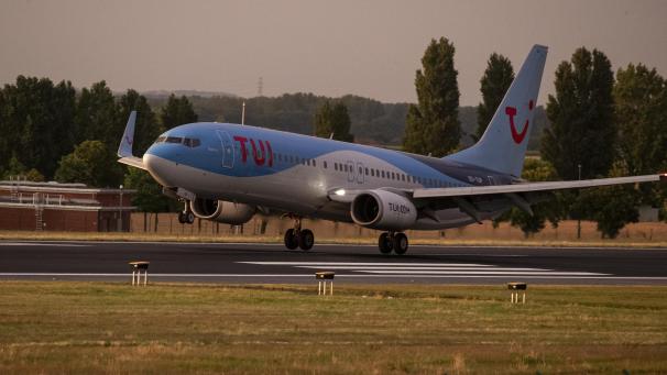 <p>Eine Maschine der Fluggesellchaft TUI landet auf dem Brüsseler Flughafen (Illustration)</p>