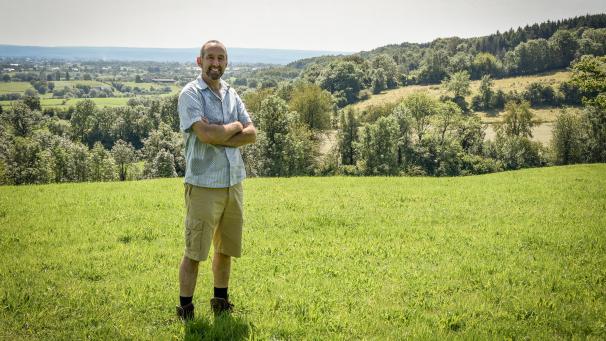 <p>Ein ganz besonderer Ausblick: Michael Dahlen steht auf der zweitschönsten Wiese der Wallonie.</p>