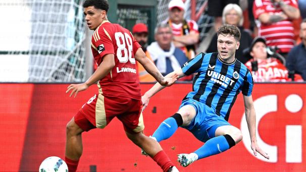 <p>Andreas Skov Olsen (rechts) und Club Brügge (hier gegen Lüttich) stehen in der Kritik: Einige „Fans“ können sich nicht benehmen und auch sportlich läuft es nicht.</p>