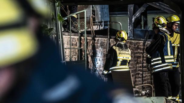 <p>Feuerwehrleute arbeiten nach dem Einsturz eines Hotels am Unglücksort.</p>