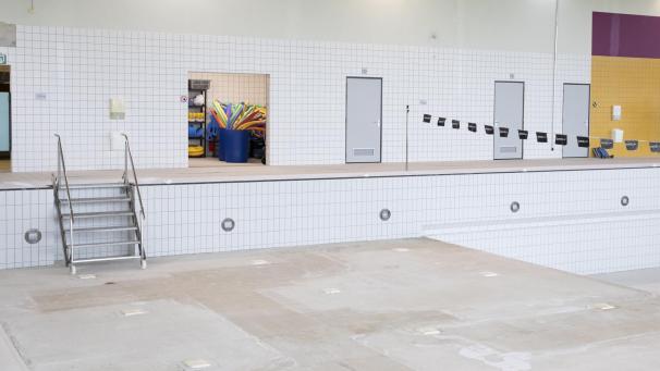 <p>Im Kelmiser Schwimmbad herrscht Stillstand. Die Reparaturarbeiten an den Fliesen wurden noch immer nicht angegriffen worden. Jetzt will die zuständige Autonome Gemeinderegie Galmei das Unternehmen Pellikaan dazu juristisch zwingen.</p>