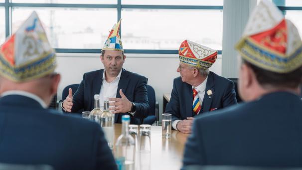 <p>SPD-Chef Lars Klingbeil (hinten, links) bekommt Orden wider den tierischen Ernst. Das hat der Aachner Karnevalsverein mitgeteilt.</p>