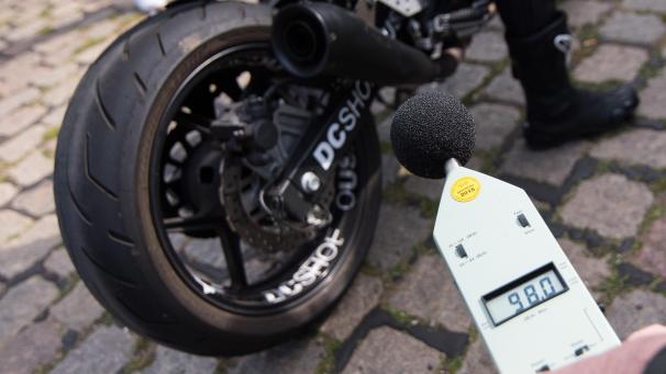 <p>Kontrolle der Lautstärke eines Motorradauspuffs</p>