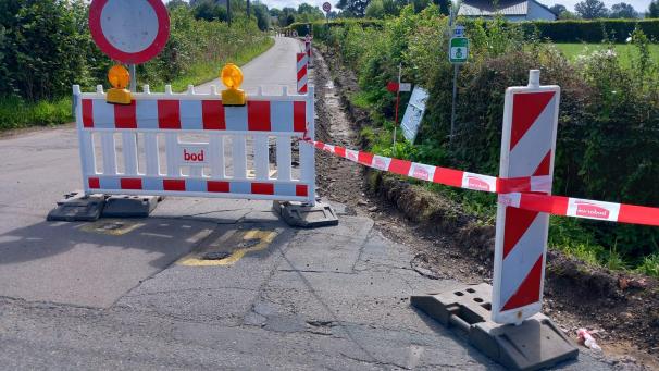 <p>Der Abschnitt ab dem Kreuzungsbereich Aachener Straße bis zum Kreuzungsbereich Raerenpfad ist während der Arbeitszeiten vollständig gesperrt.</p>