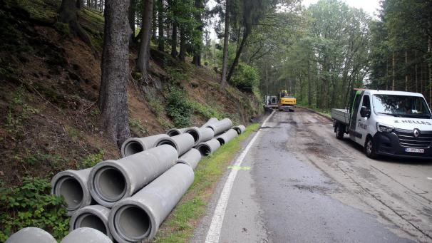 <p>Zwecks Ableitung des Oberflächenwassers werden neue Kanalisationsrohre verlegt.</p>