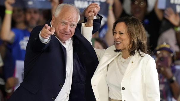 <p>Die demokratische Präsidentschaftskandidatin Kamala Harris und ihr Vizepräsidentschaftskandidat Tim Walz kommen zu einer Wahlkampfveranstaltung.</p>
