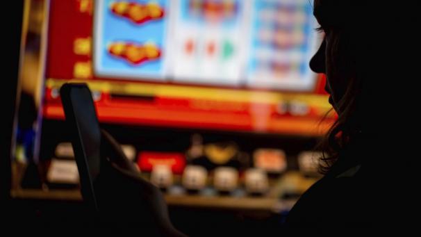 <p>Eine Frau spielt ein Online-Glücksspiel auf einem Smartphone. (gestellte Szene)</p>