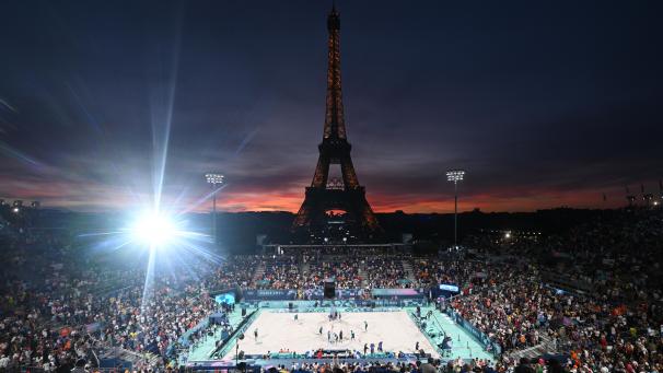 <p>Blick in das Stadion und den Eiffelturm</p>