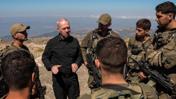 <p>Der israelische Verteidigungsminister Joaw Galant (3.v.l.) spricht zu Soldaten eines Panzerkorps, die in der Region Mount Hermon stationiert sind, während einer operativen Lagebeurteilung.</p>