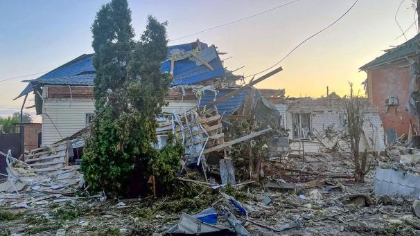 <p>Dieses vom amtierenden Gouverneur der Region Kursk, Alexej Smirnow, über seinen Telegrammkanal veröffentlichtes Foto zeigt ein beschädigtes Haus nach Beschuss. Russische Beamte erklärten am Mittwoch, dass sie einen zweiten Tag lang ukrainische Grenzangriffe in einer südwestlichen Grenzprovinz abwehren konnten.</p>